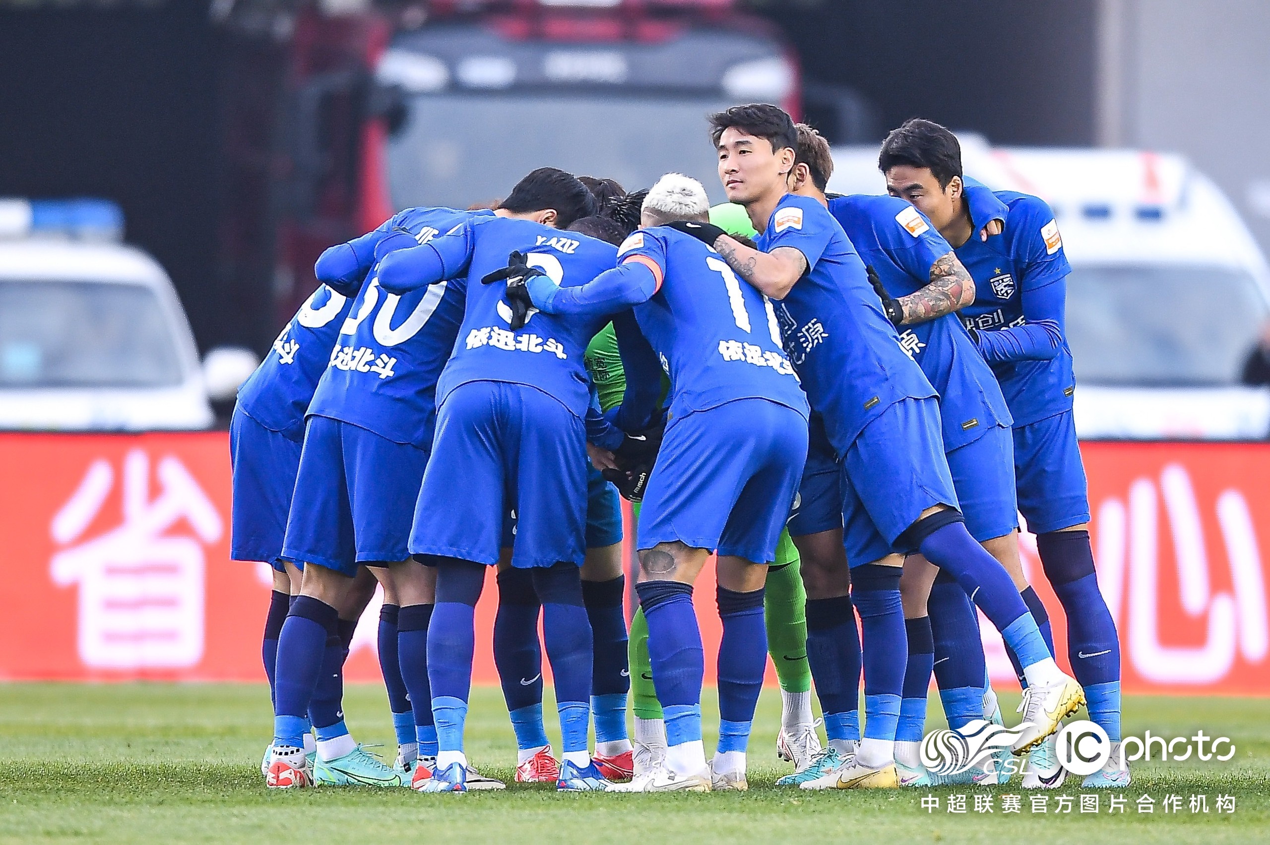 引人入胜的足球大战,球队实力对抗,全场震撼的简单介绍 引人入胜的足球大战,球队实力对抗,全场震撼的简单介绍