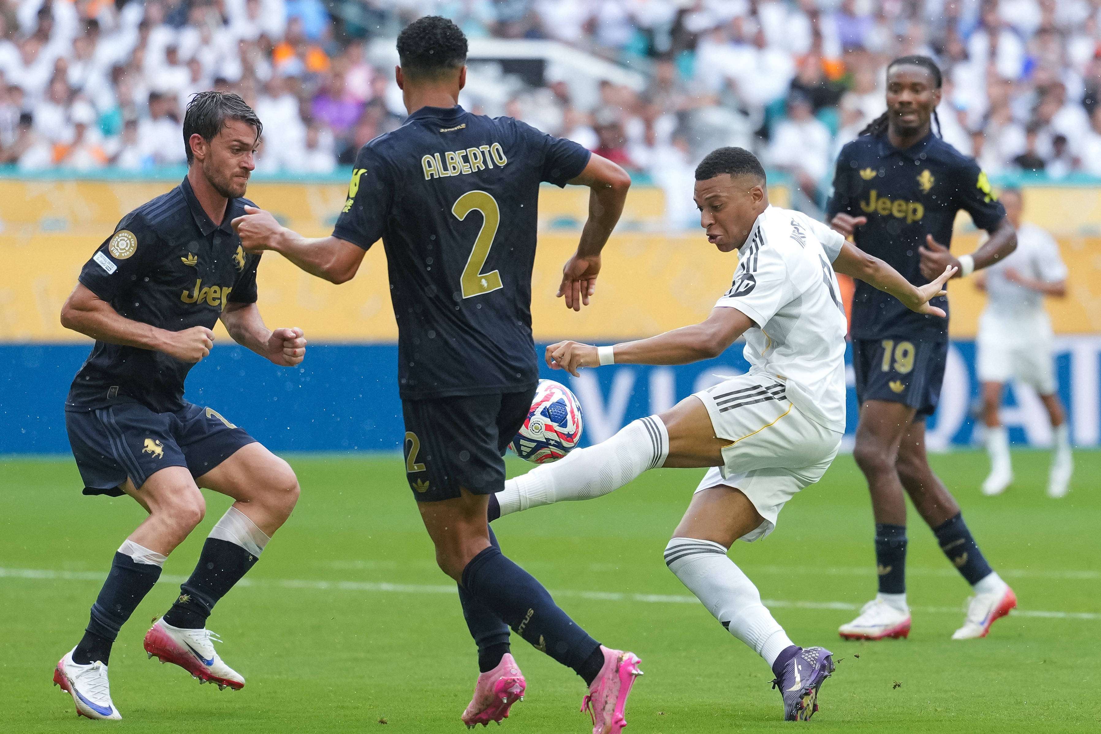 皇马卫冕成功，八强赛事精彩展开，士气大振