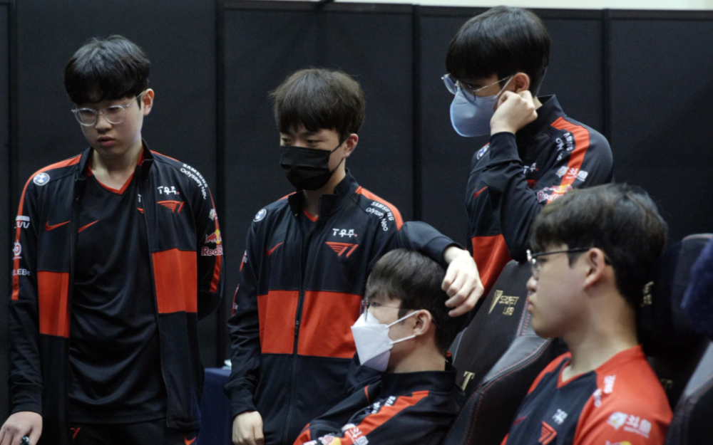 关于TL碾压T1，Bin极限生还后反打激烈交锋半决赛，让粉丝疯狂欢呼的信息