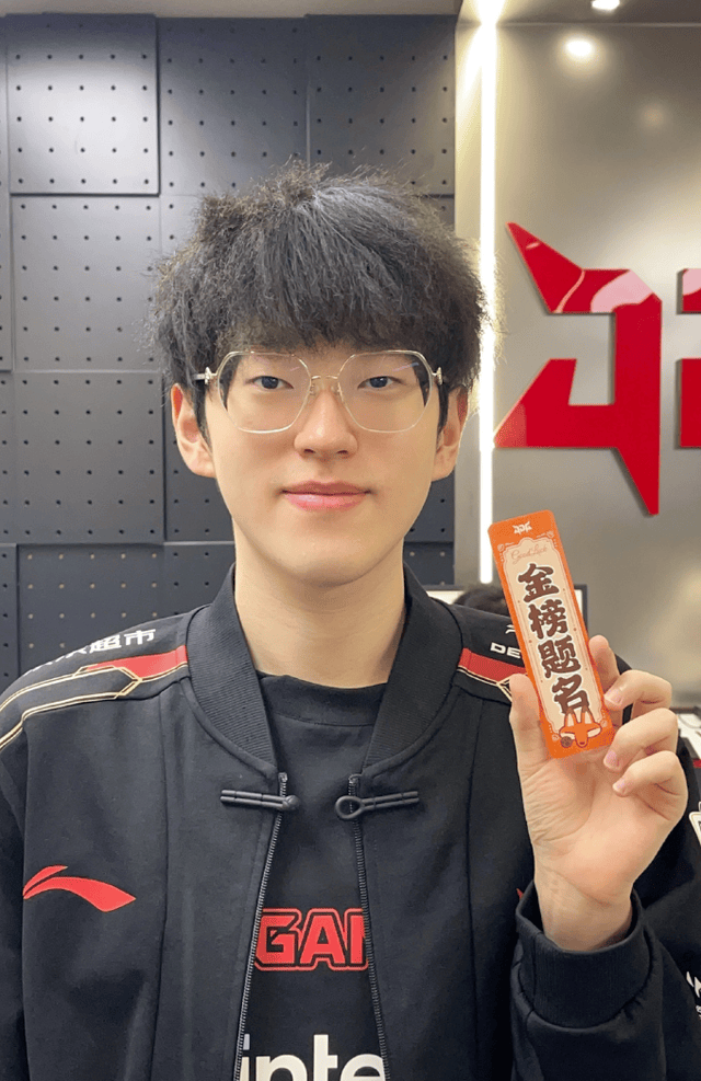 IG轻取TL,Doinb开启传奇时刻宿敌对决入围赛,引爆全场热议 IG轻取TL,Doinb开启传奇时刻宿敌对决入围赛,引爆全场热议