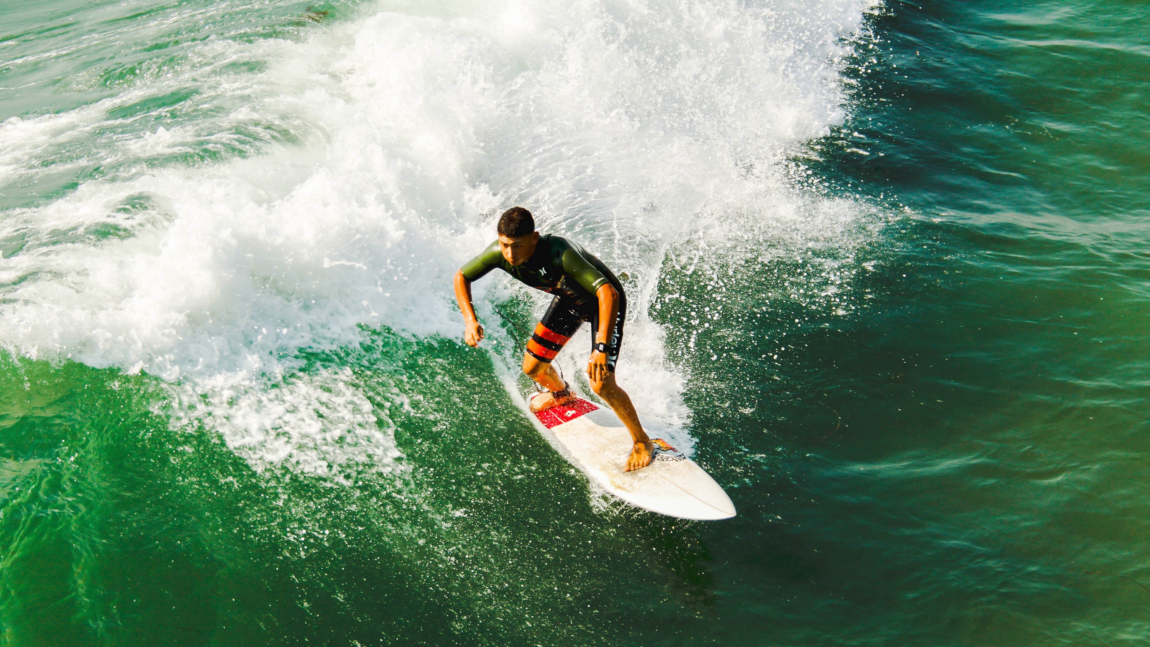 浓眉遮天蔽日！黄蜂蛰落太阳，系列赛悬念被他一手终结